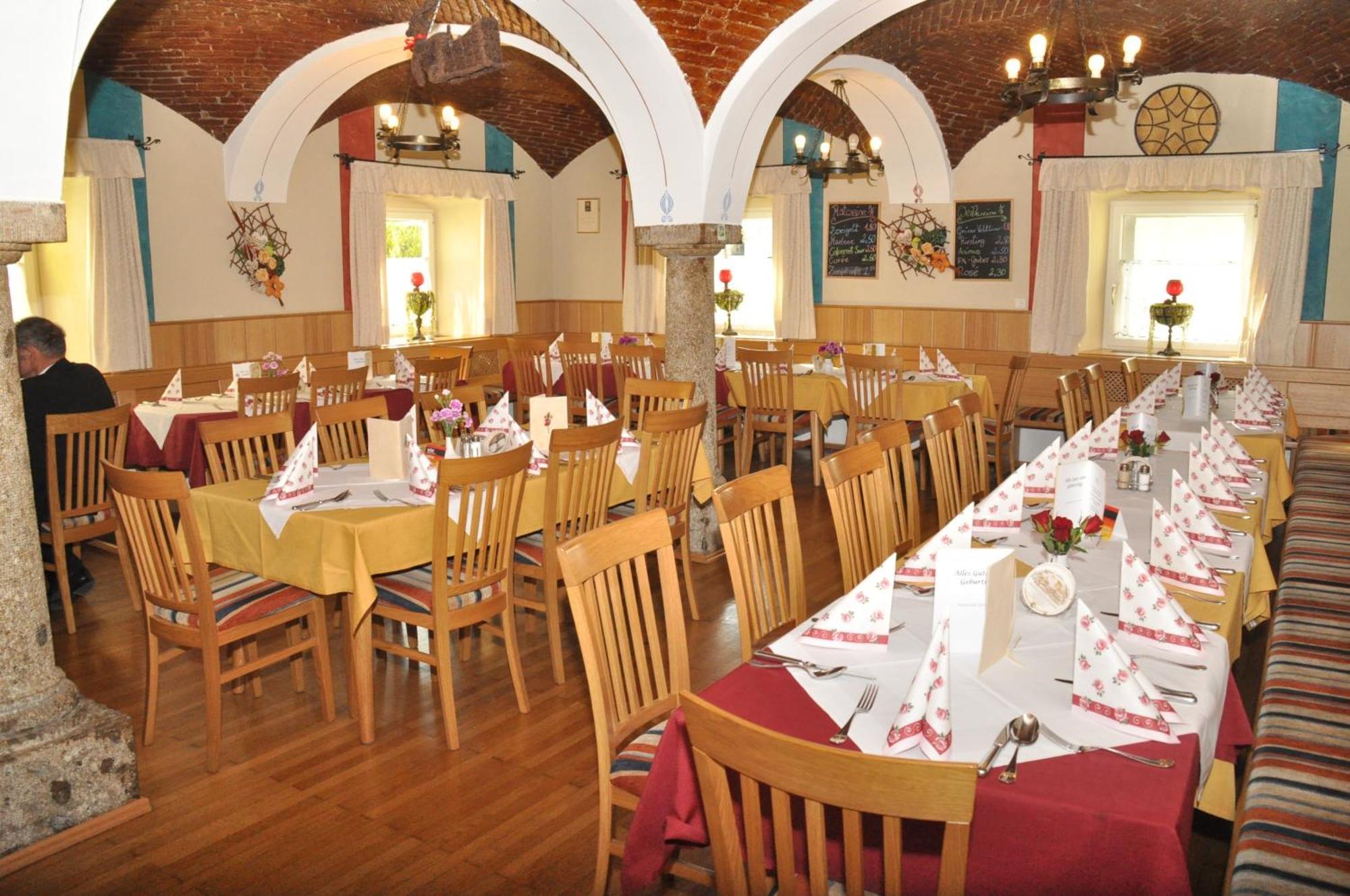 Stiftsgasthof Hochburg Bagian luar foto