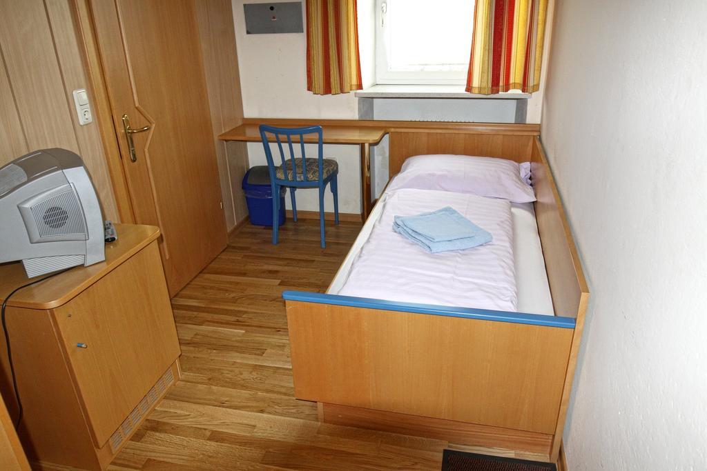 Stiftsgasthof Hochburg Ruang foto