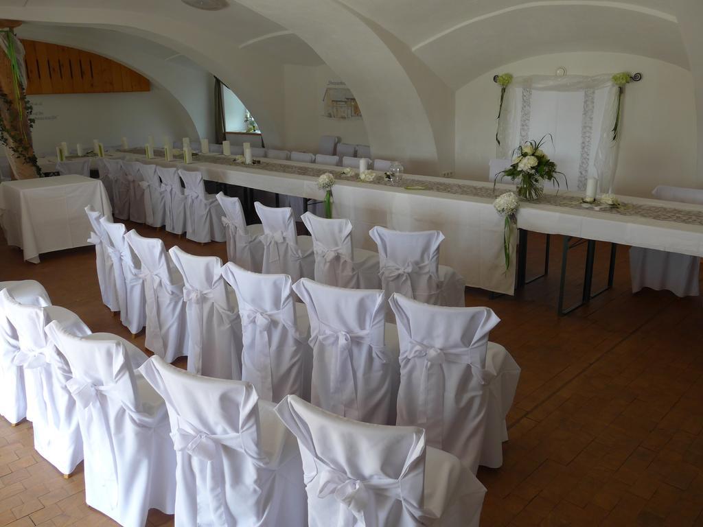 Stiftsgasthof Hochburg Bagian luar foto