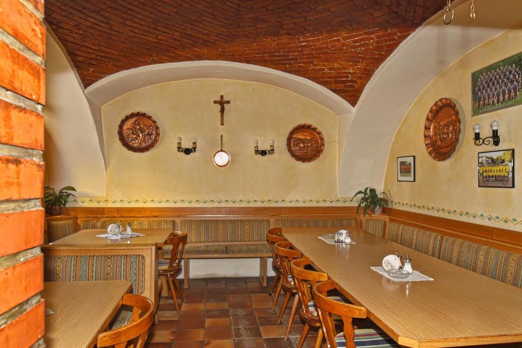 Stiftsgasthof Hochburg Bagian luar foto