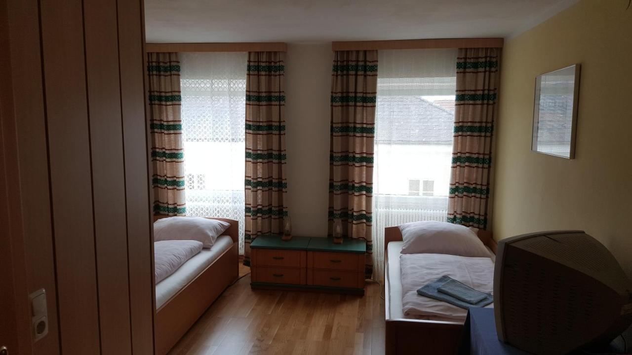 Stiftsgasthof Hochburg Bagian luar foto
